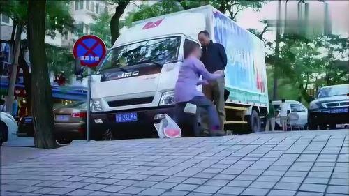 男子蹲在路边吃瓜,男子蹲路边悠闲吃瓜，引发网友热议